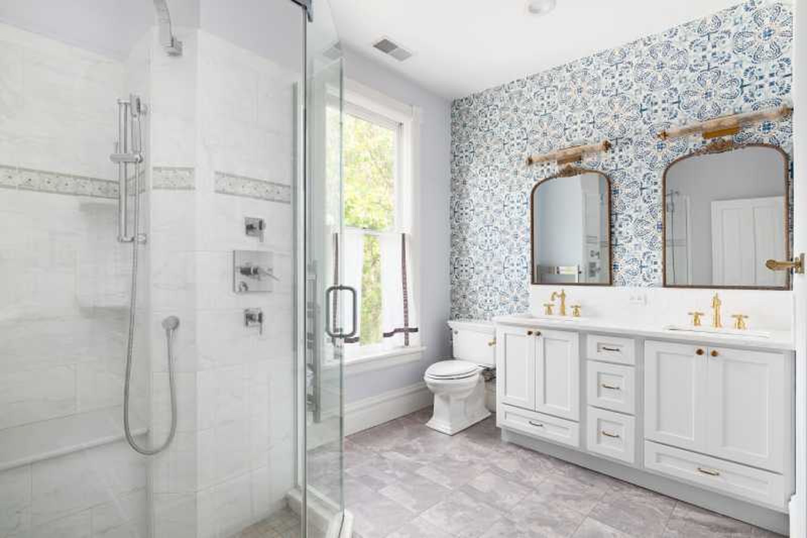 Cuarto de baño tipo spa decorado en blanco con detalles sencillos. Cuarto de baño tipo spa decorado en blanco con detalles sencillos.
