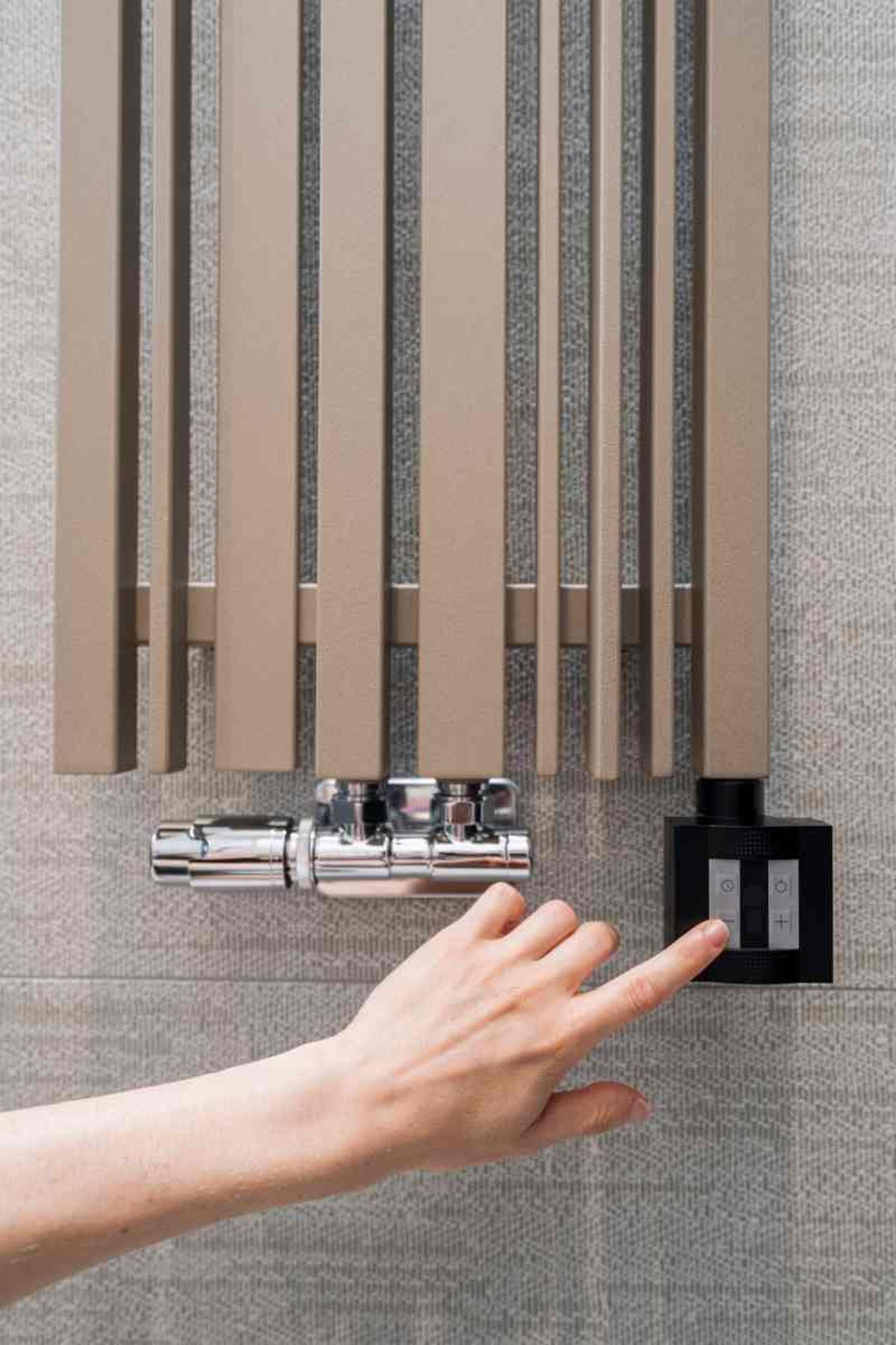 Los toalleros eléctricos van pegados a la pared, son planos y permiten secar varias toallas a la vez