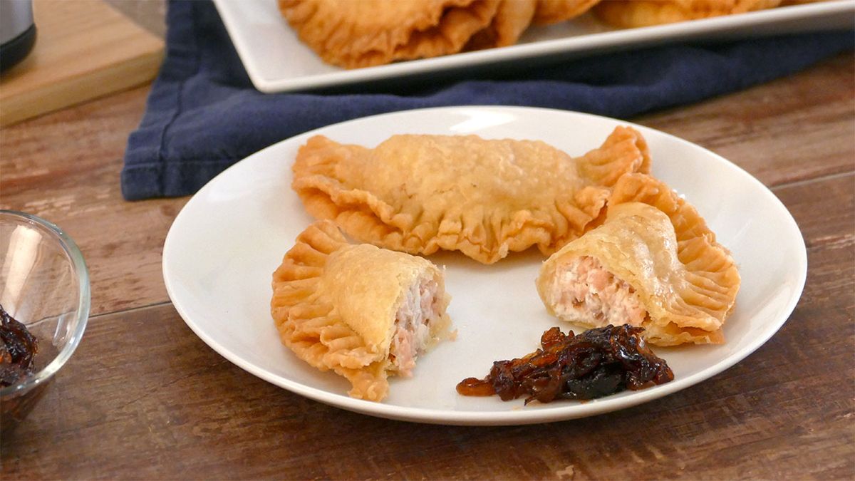 Reecta de empanadillas de salmón ahumado y queso con cebolla caramelizada