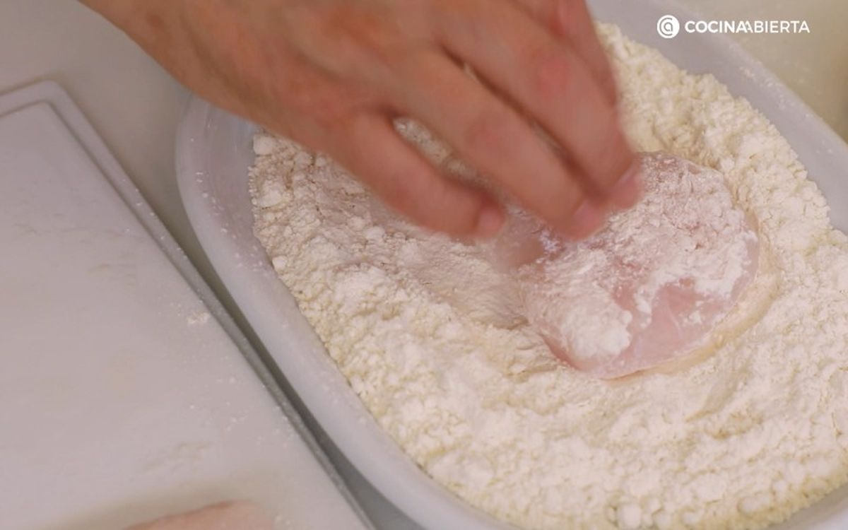 enharinar la merluza para rebozarla