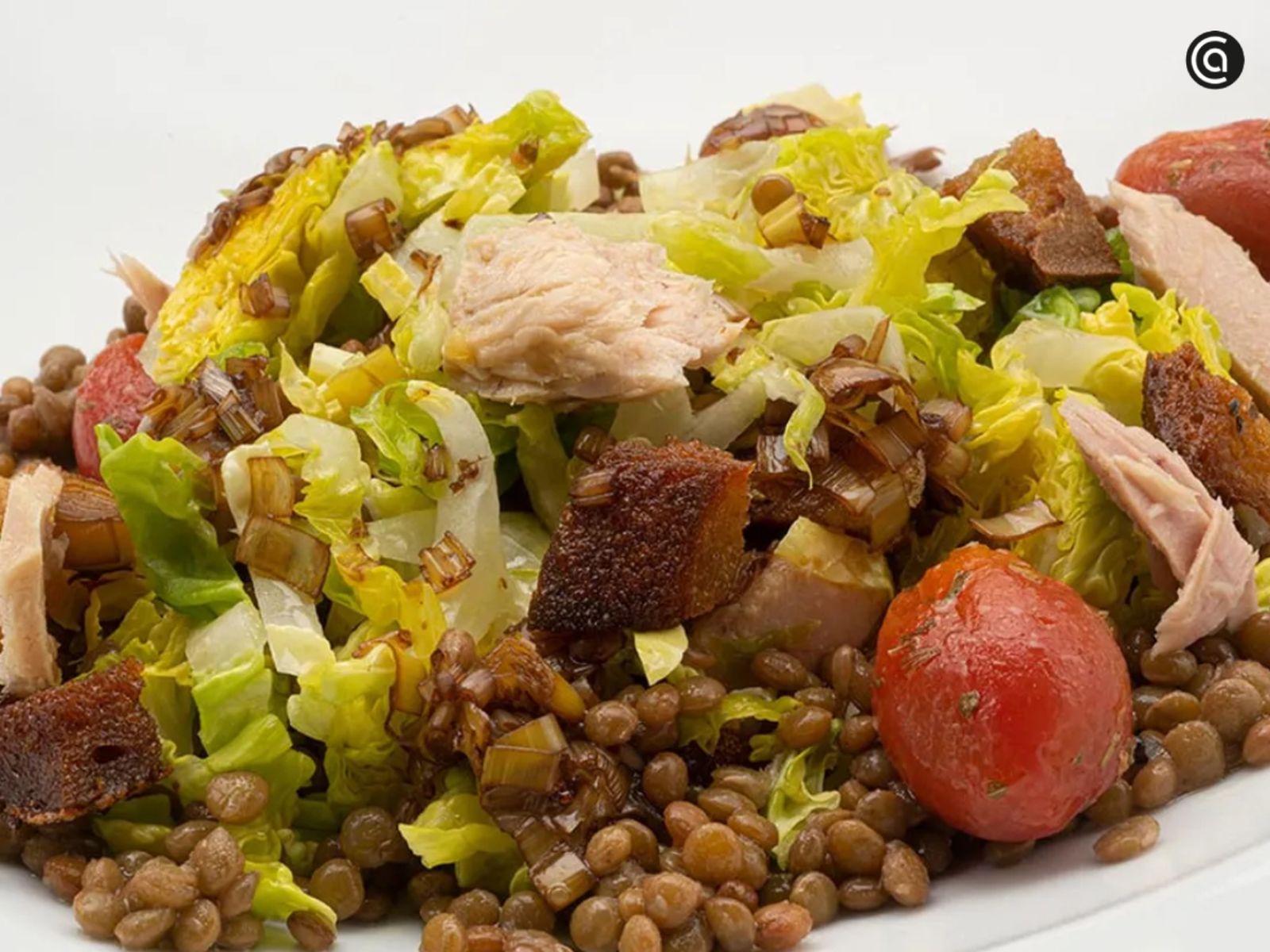 Platos sencillos como esta ensalada de lentejas demuestran que comer más fibra no exige complicarse en la cocina.