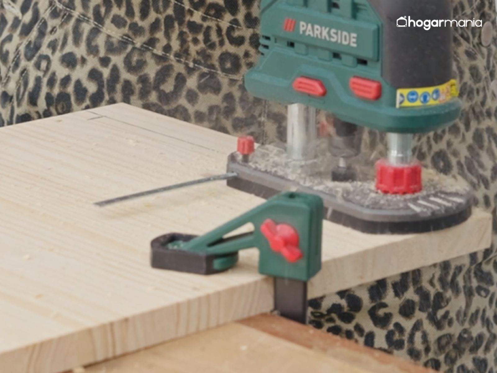 Con la fresadora realizamos un surco perfecto para apoyar el móvil.