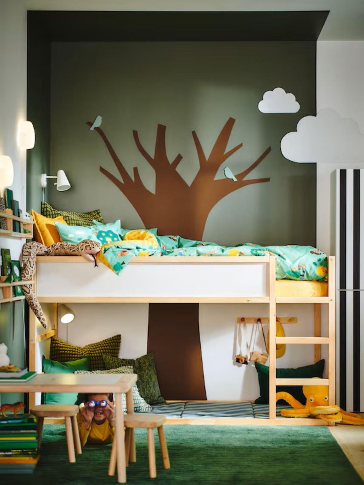 Habitación creativo decorada como un bosque.