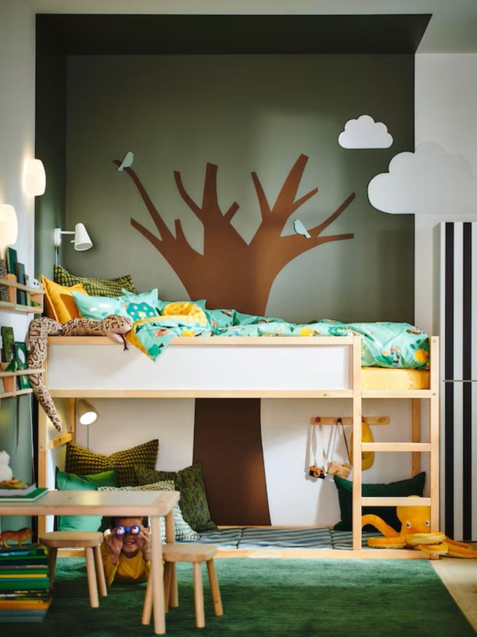 Habitación creativo decorada como un bosque. Habitación creativo decorada como un bosque.