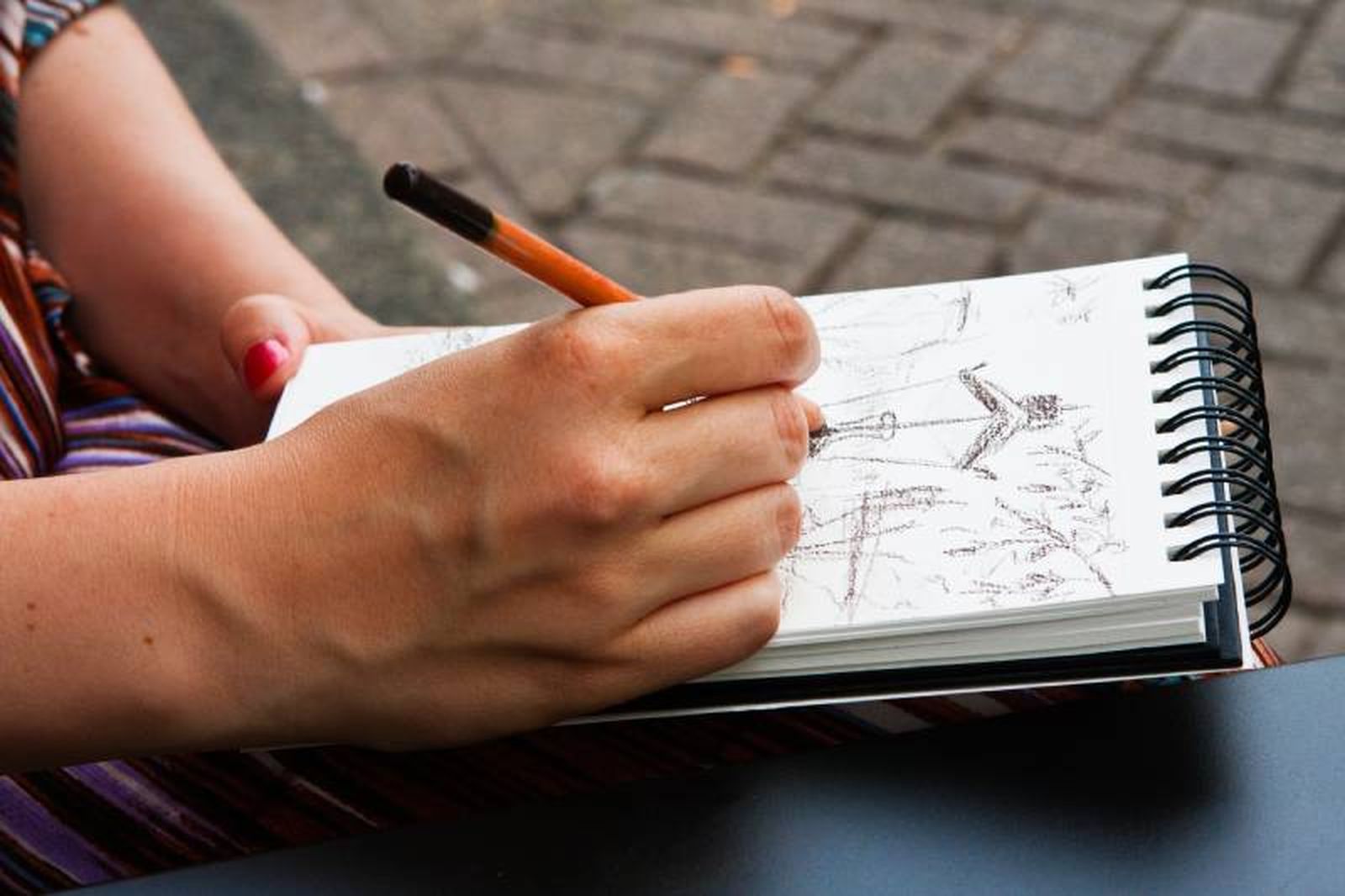 Hacer dibujos sencillos en un cuaderno de boceto es una buena manera para ser constantes. Hacer dibujos sencillos en un cuaderno de boceto es una buena manera para ser constantes.