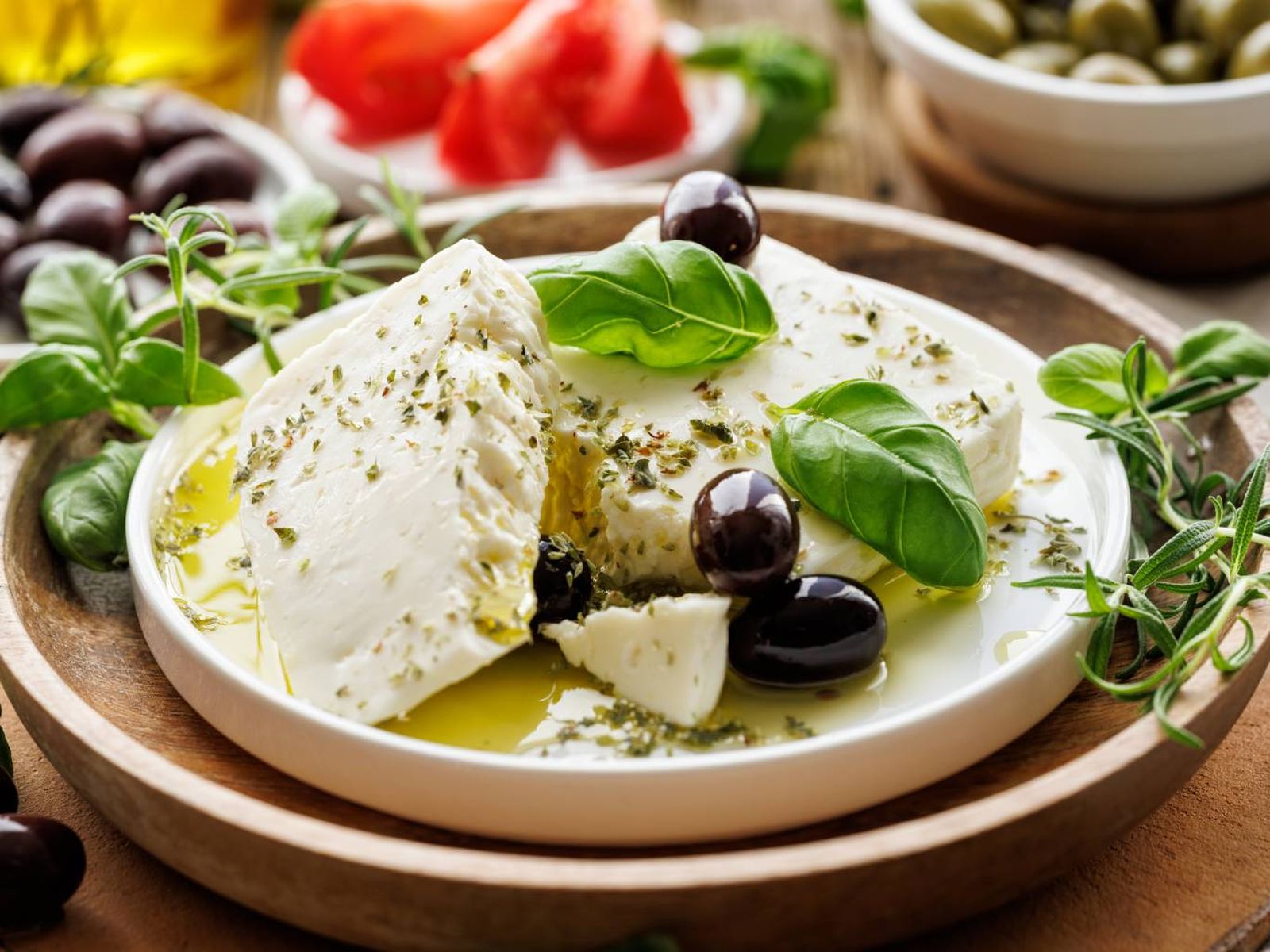 Ligera, colorida y fácil de digerir: una ensalada con queso feta siempre sienta bien. Ligera, colorida y fácil de digerir: una ensalada con queso feta siempre sienta bien.