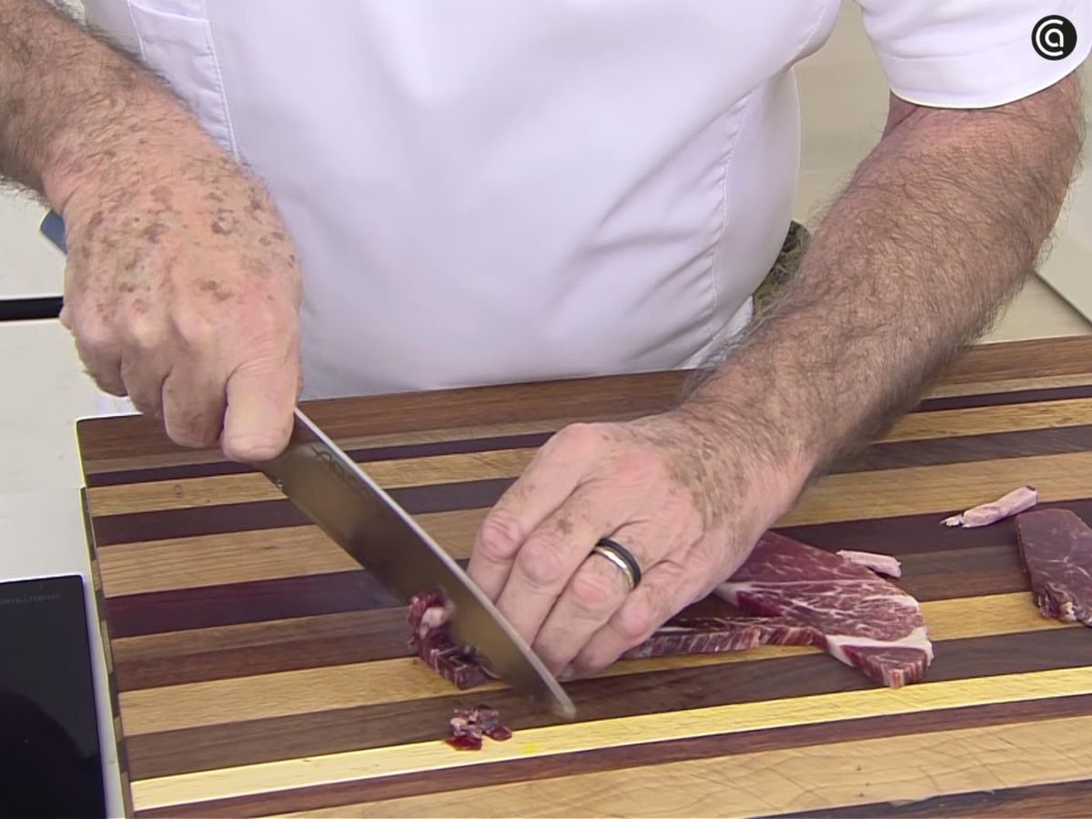 Pica el jamón en taquitos