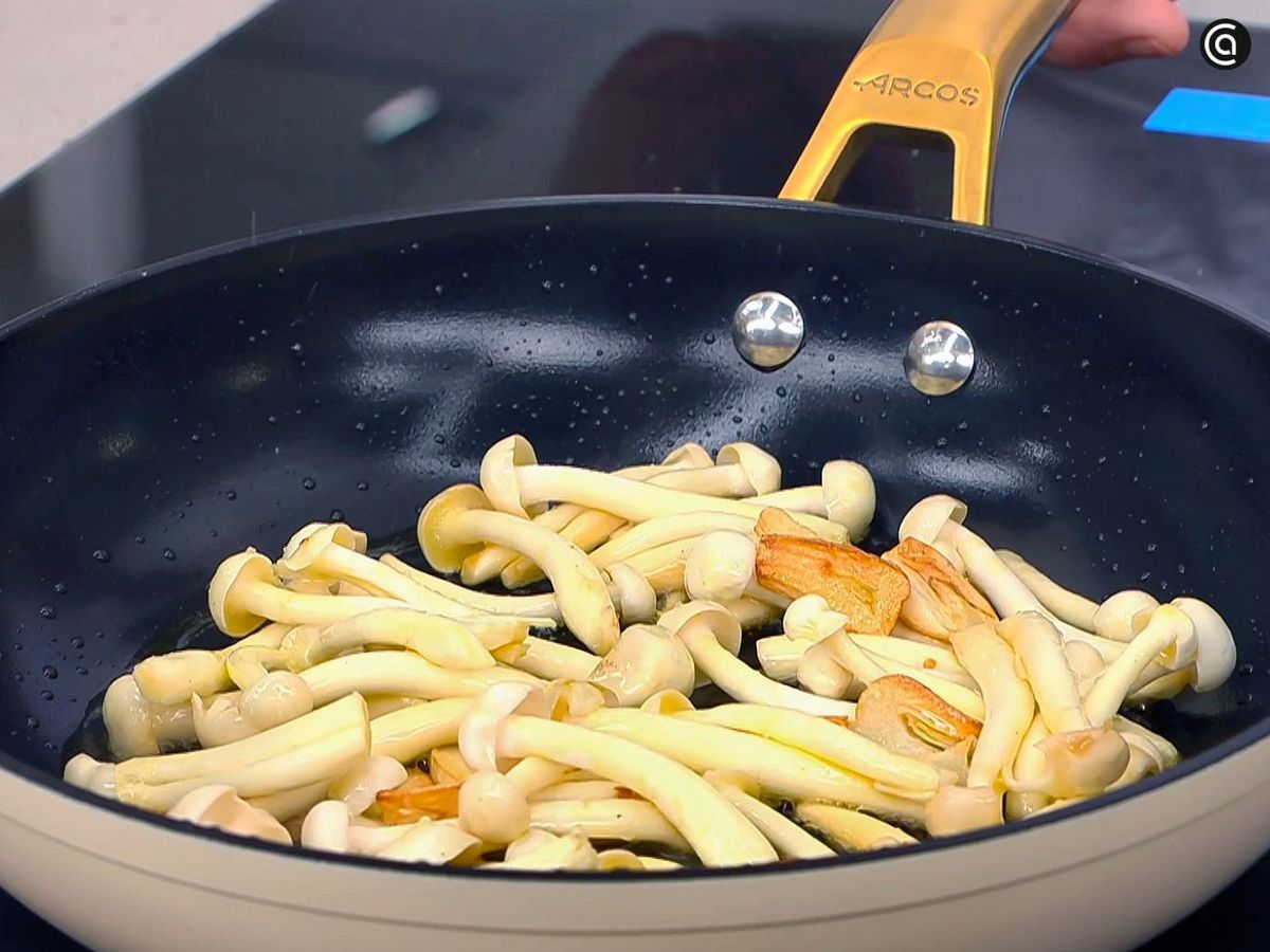 Saltea las setas para la vinagreta templada del brócoli