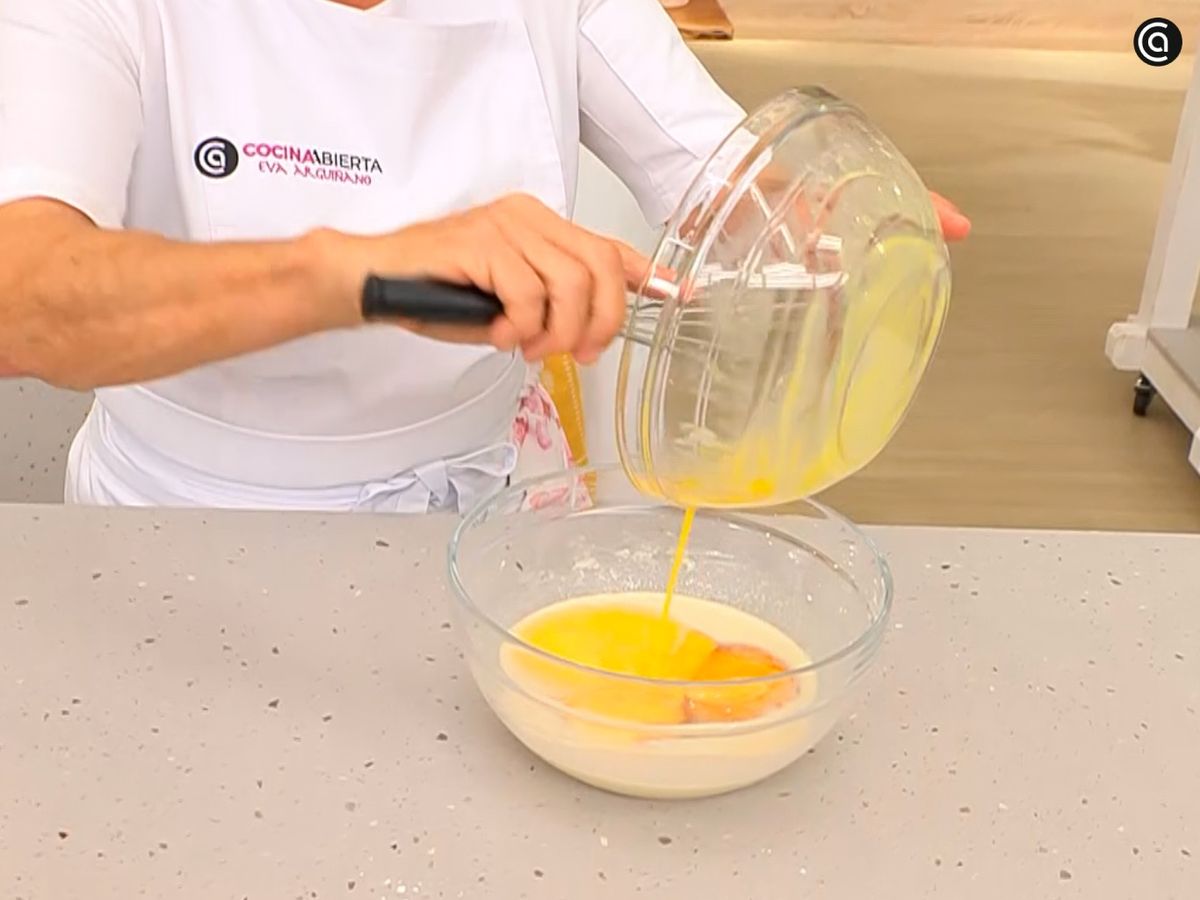 Vierte los huevos batidos sobre la mezcla y mezcla hasta integrar