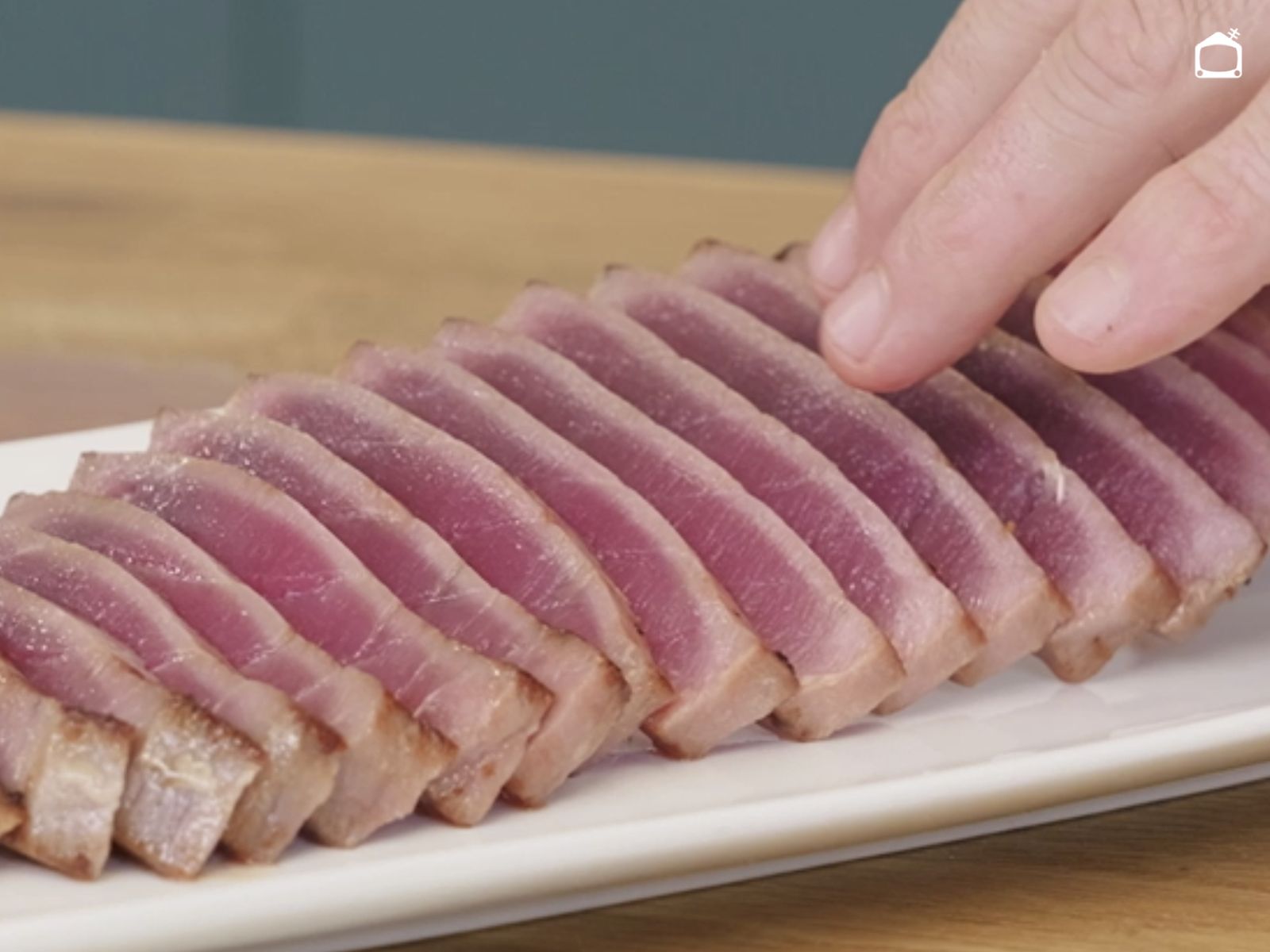 Corta el atún en tacos y colócalos en el plato, vertiendo la salsa caliente por encima para que se impregne bien de sabor.