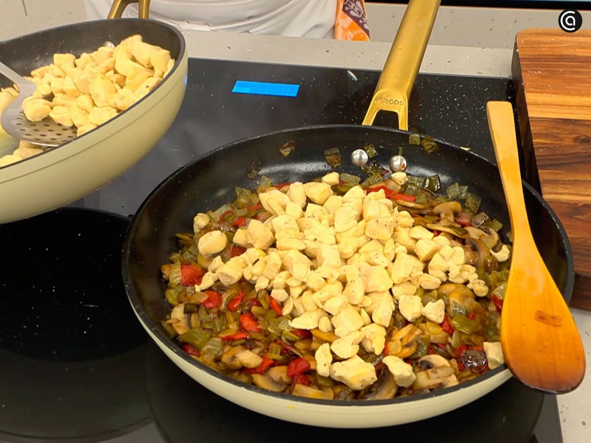 Saltea el pollo y mézclalo con las hortalizas y los champiñones