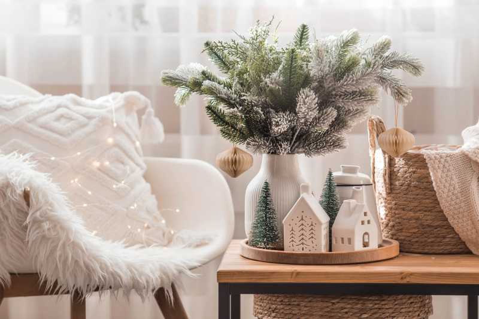 Salón con jarrón con ramas de pino y casitas decorativas. Salón con jarrón con ramas de pino y casitas decorativas.