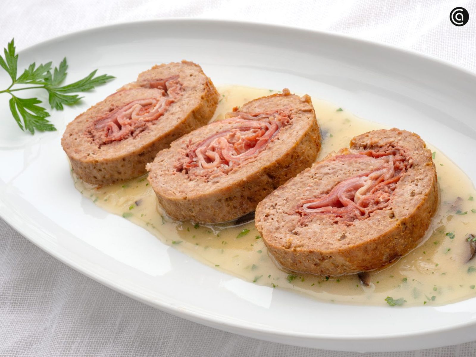 Rollo de carne picada relleno con salsa de aceitunas negras, un plato fácil y vistoso
