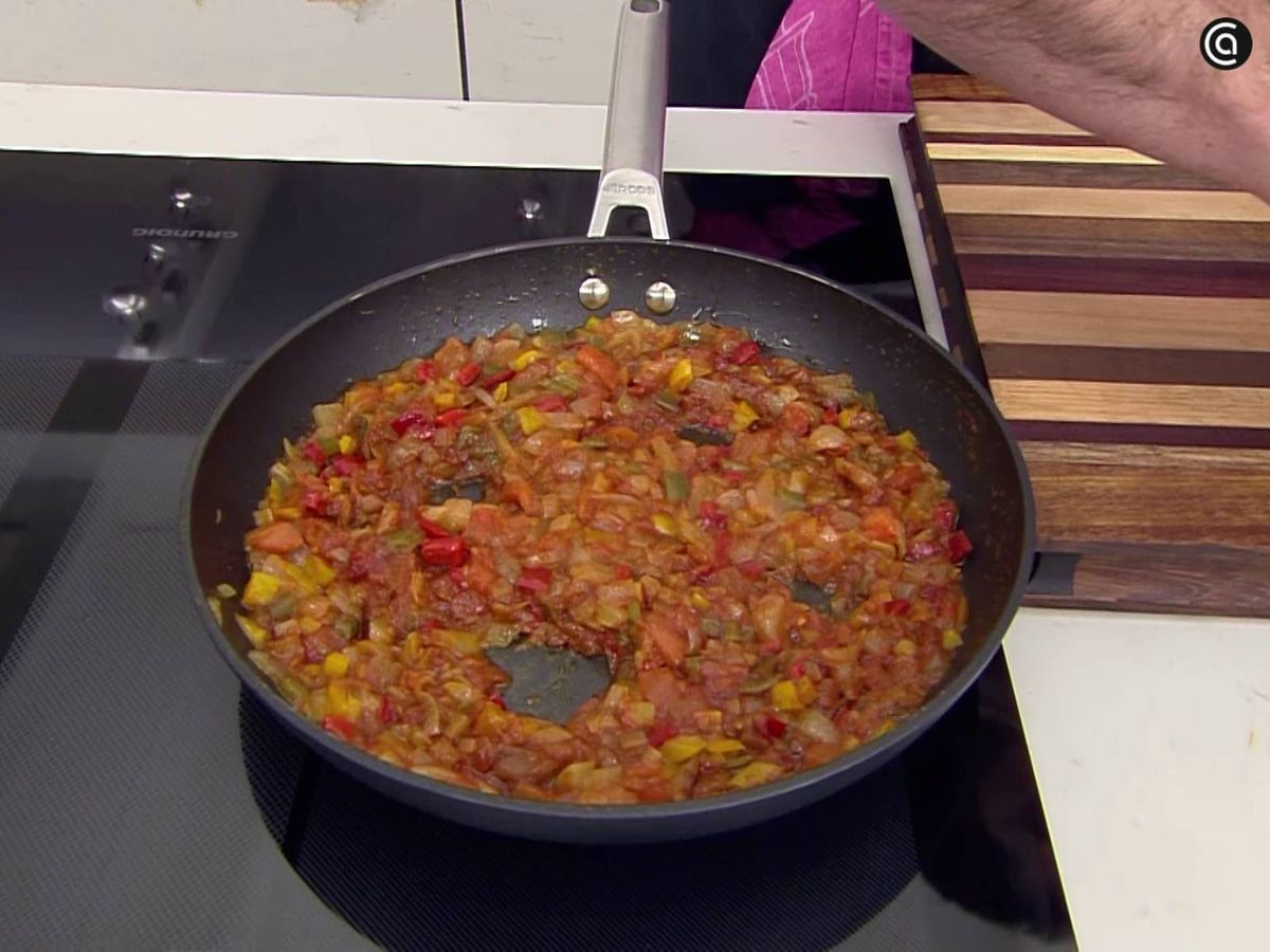 Haz cuatro huecos en la sartén para poner los huevos