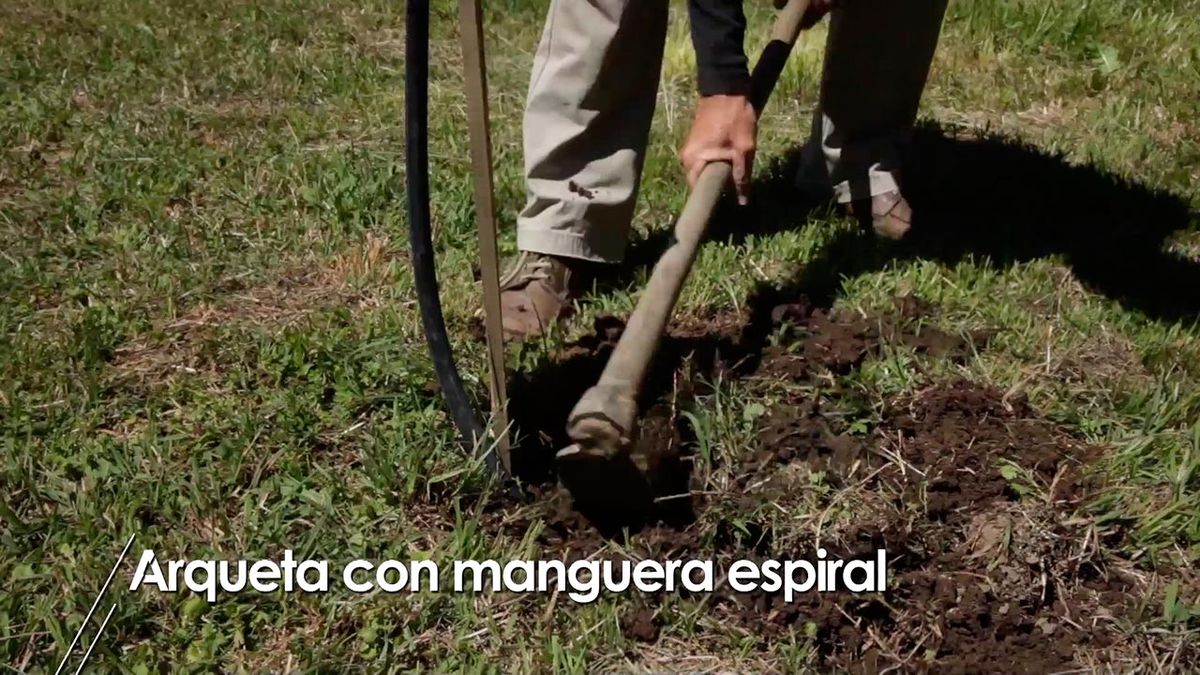 Cómo instalar una arqueta con manguera espiral en el jardín paso 1