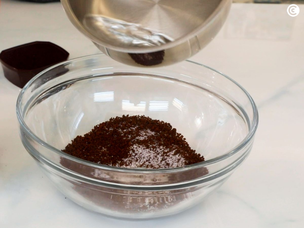 Mezcla el café soluble con azúcar y agua caliente