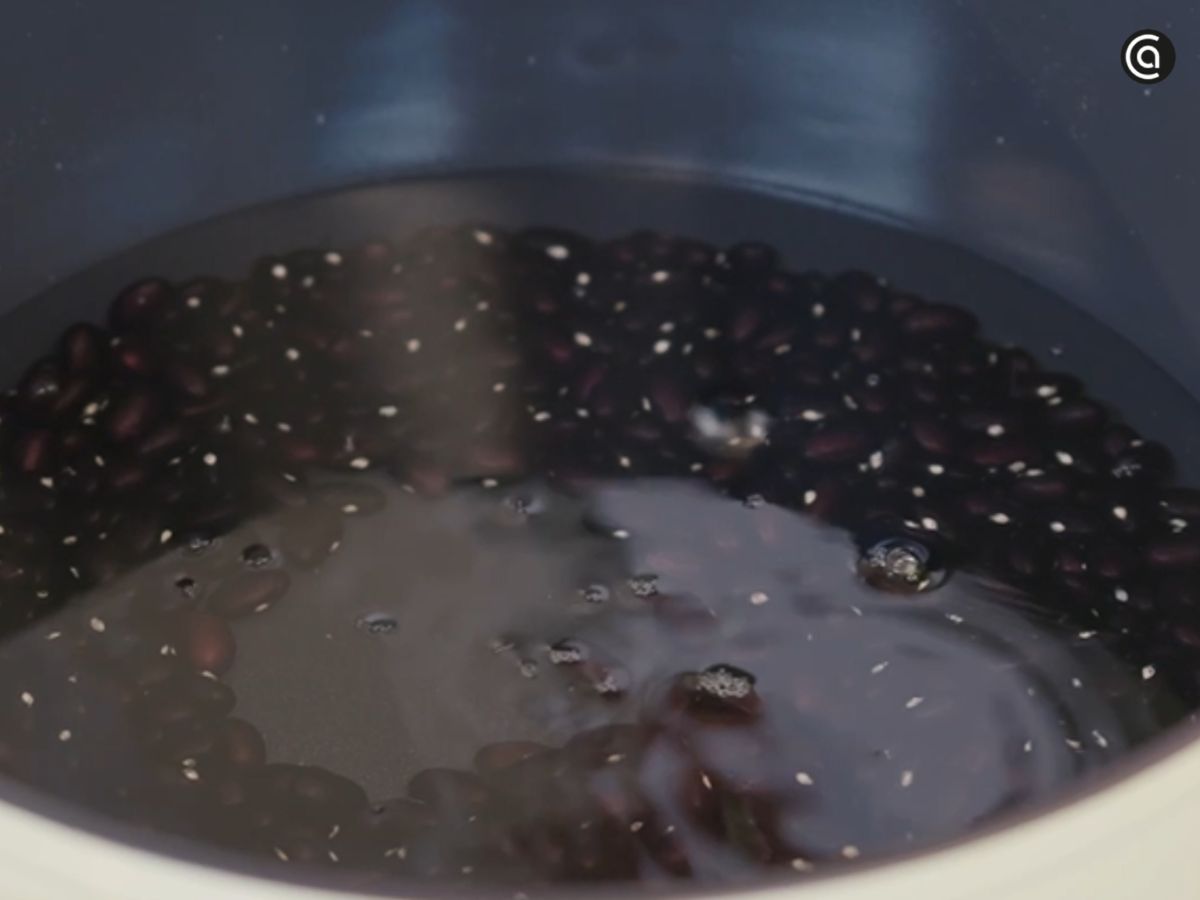 Las alubias de Tolosa se cuecen a fuego suave hasta lograr una textura melosa y cremosa.