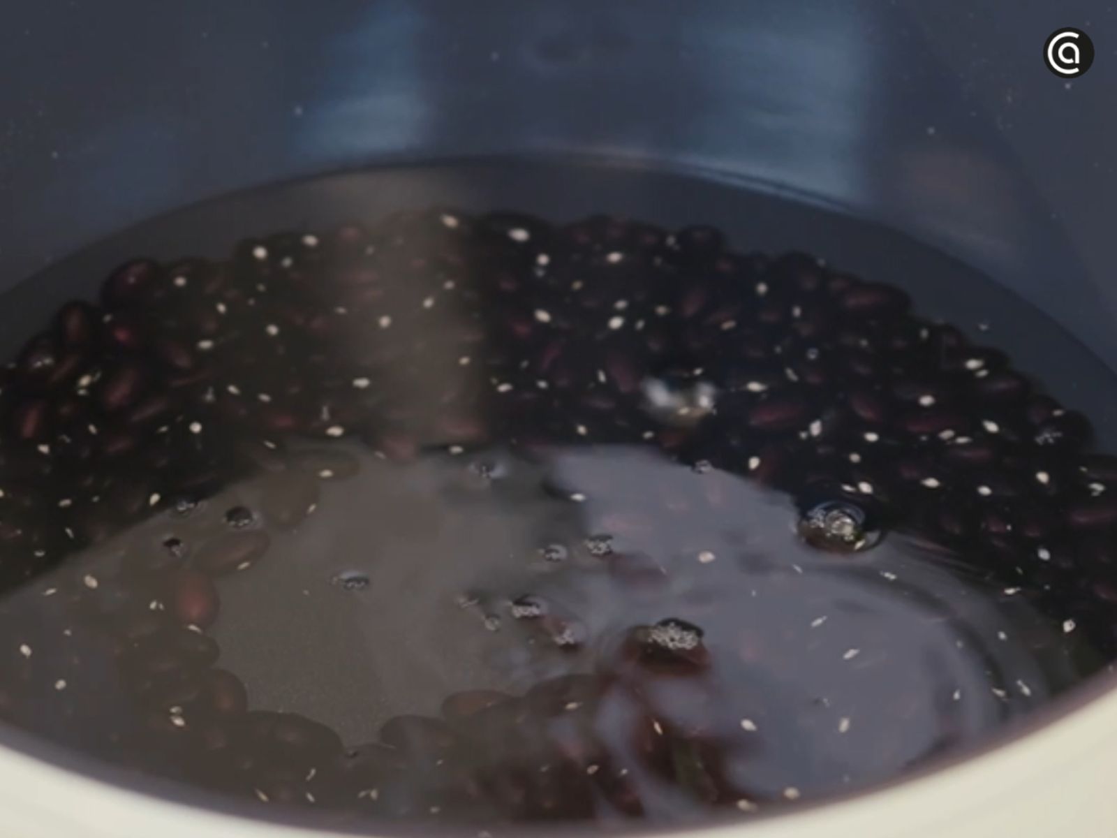 Las alubias de Tolosa se cuecen a fuego suave hasta lograr una textura melosa y cremosa.