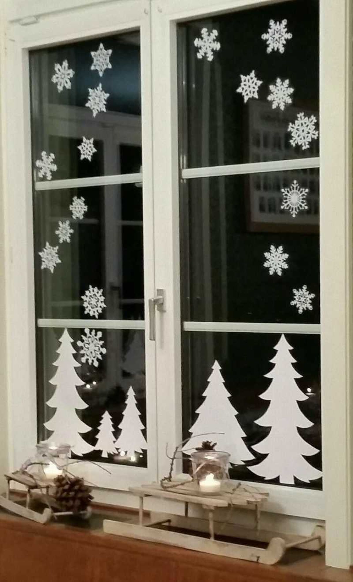 Adornos de papel decorar la ventana en Navidad.