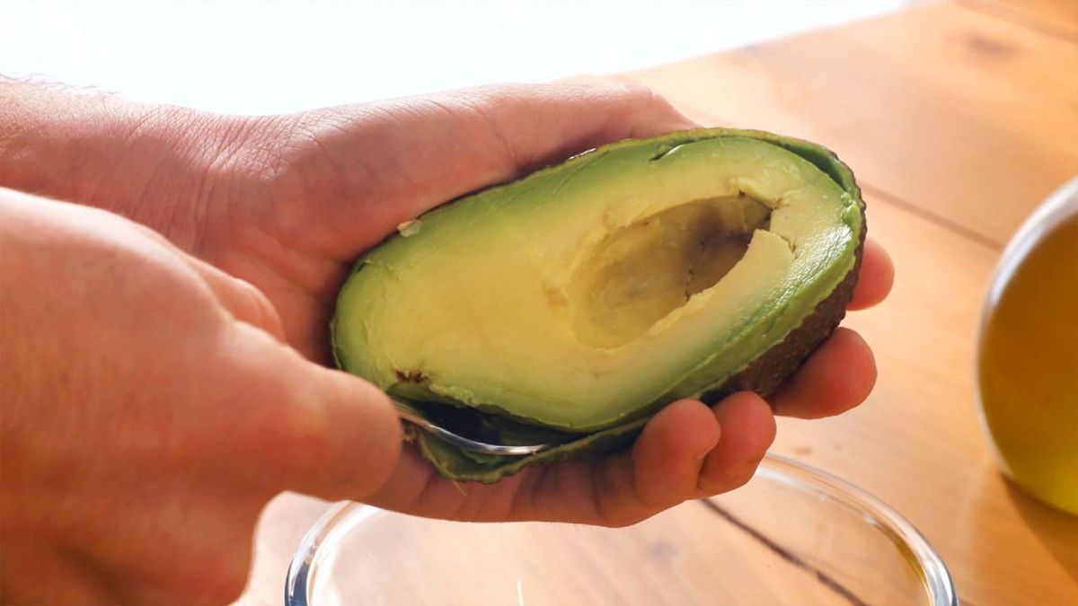 Cómo pelar y cortar un aguacate  Paso