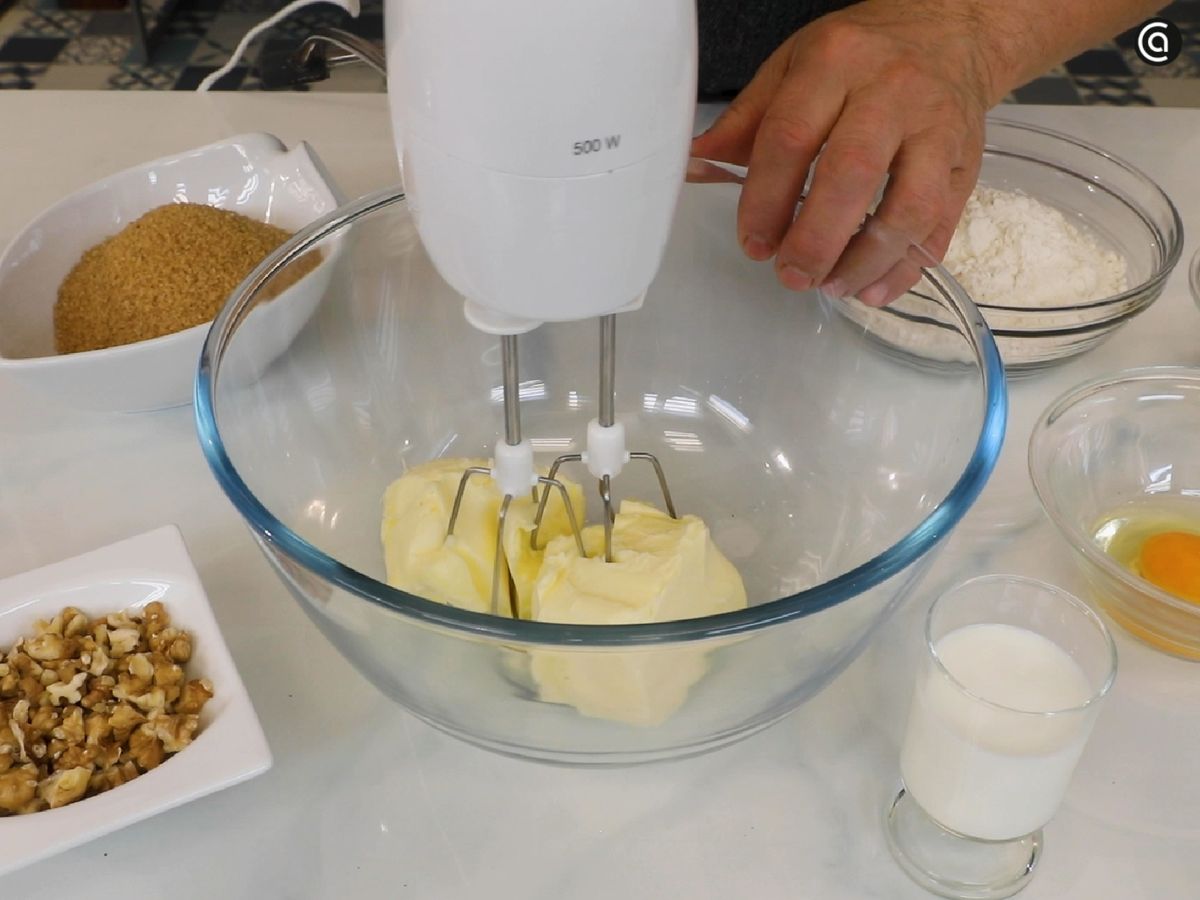 Bate bien todos los ingredientes de la tarta de café