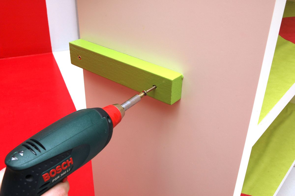 Pintar y decorar una estantería sencilla paso 11