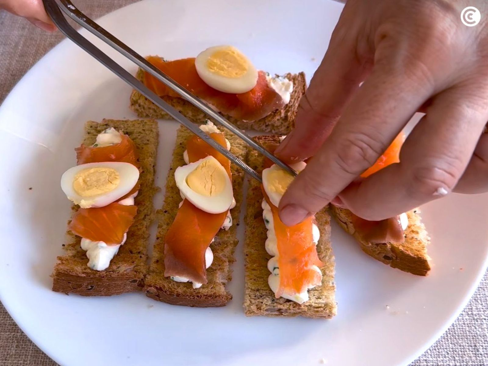 Canapés de Navidad con salmón ahumado, queso y huevo