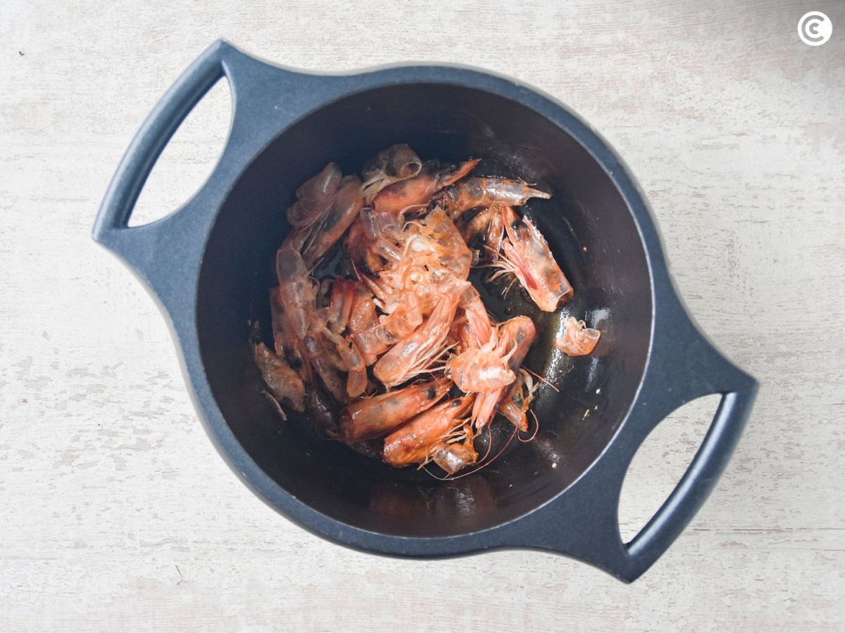 Sofreímos las cáscaras de los langostinos para dar sabor a la crema