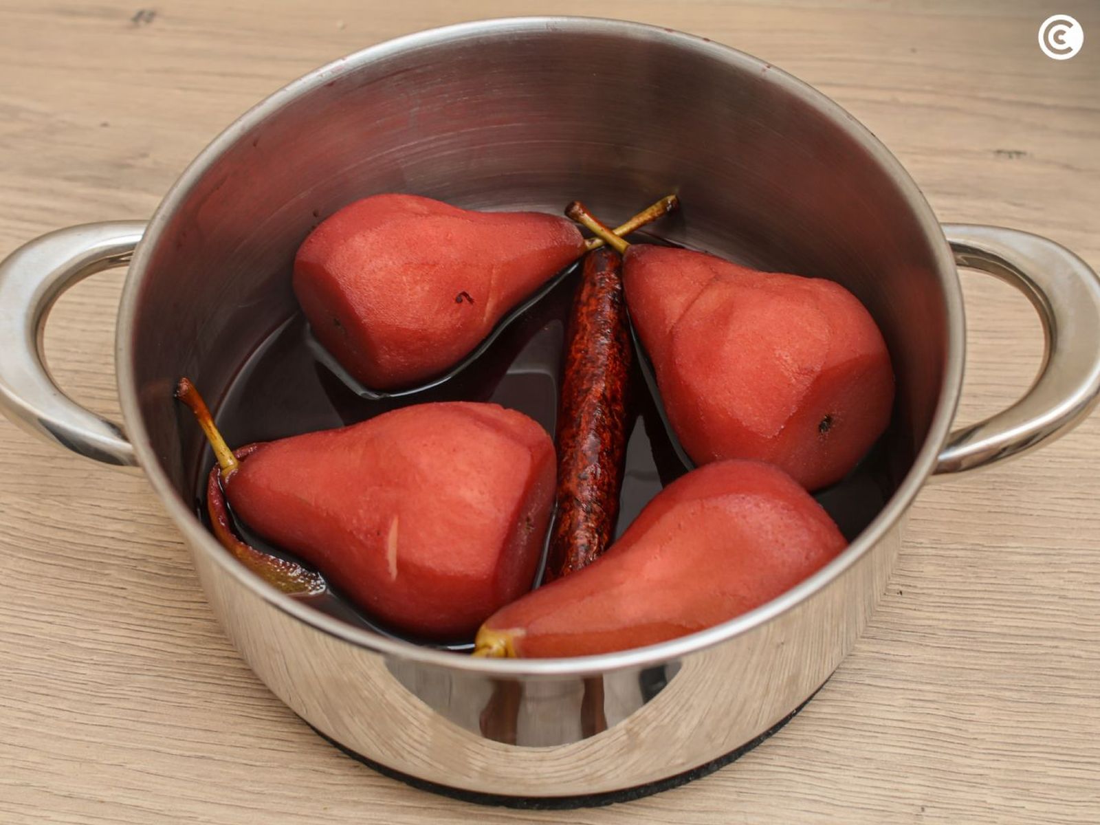 Dejar reposar las peras al vino tinto