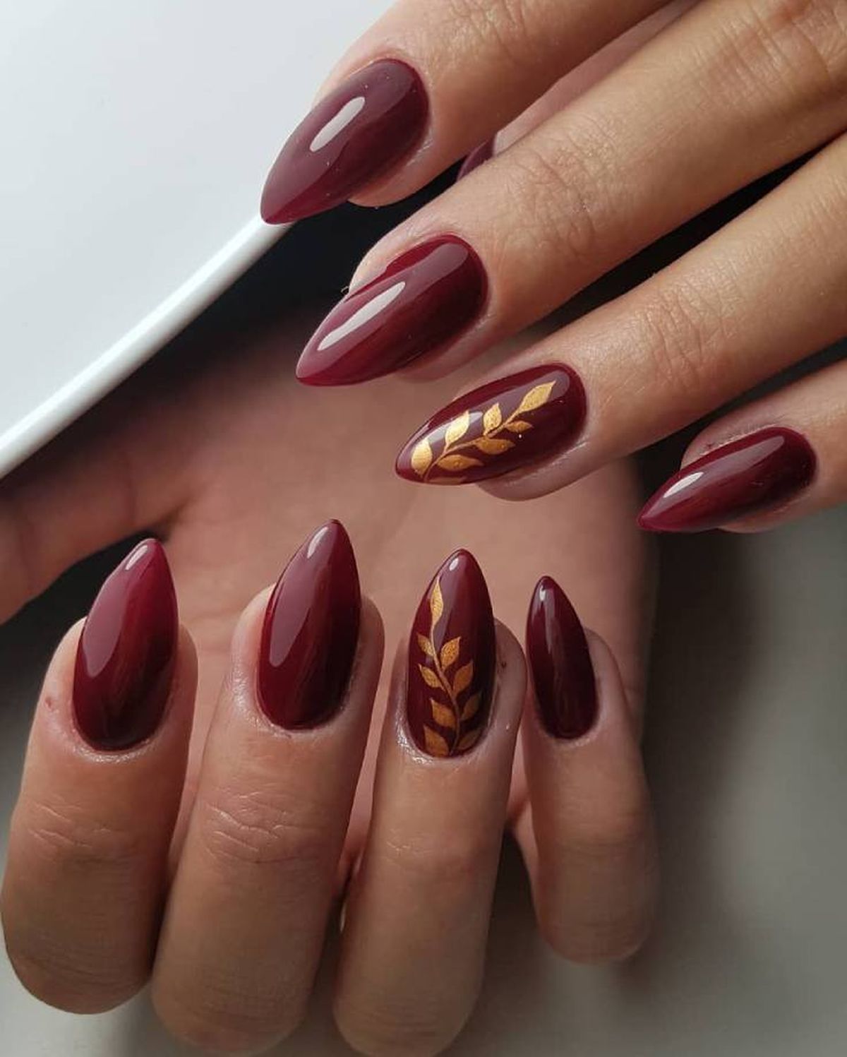 unas colores oscuros