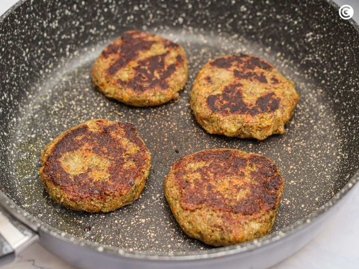 Dorar las hamburguesas de brócoli en la sartén
