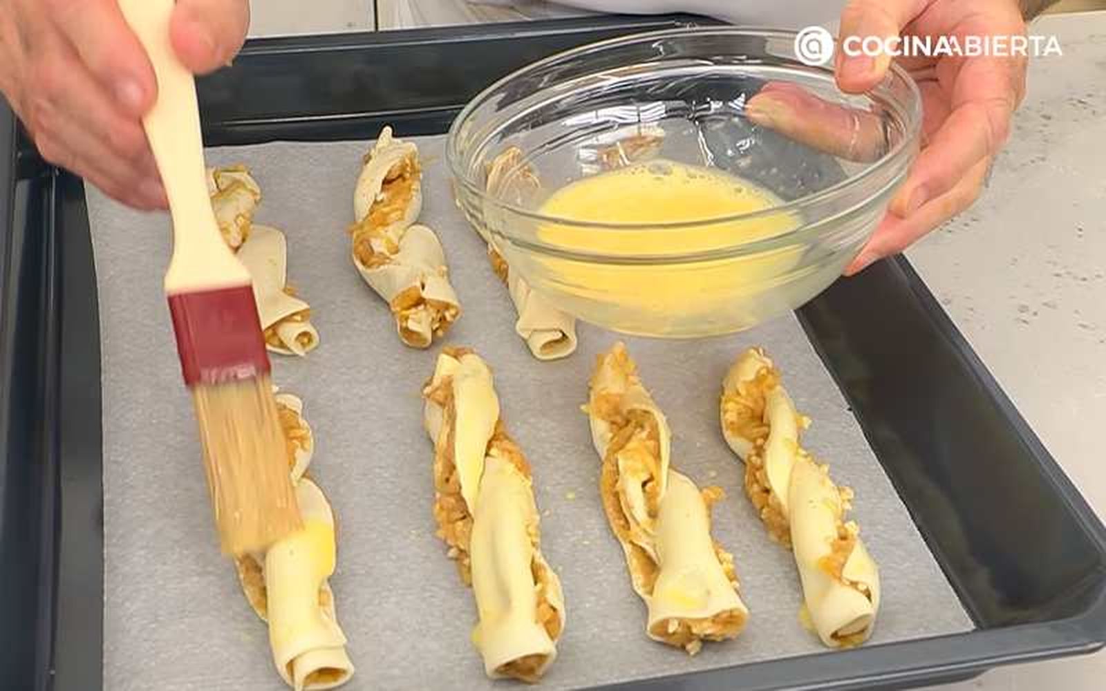 Cubre las trenzas con la mezcla de huevo batido y leche Cubre las trenzas con la mezcla de huevo batido y leche