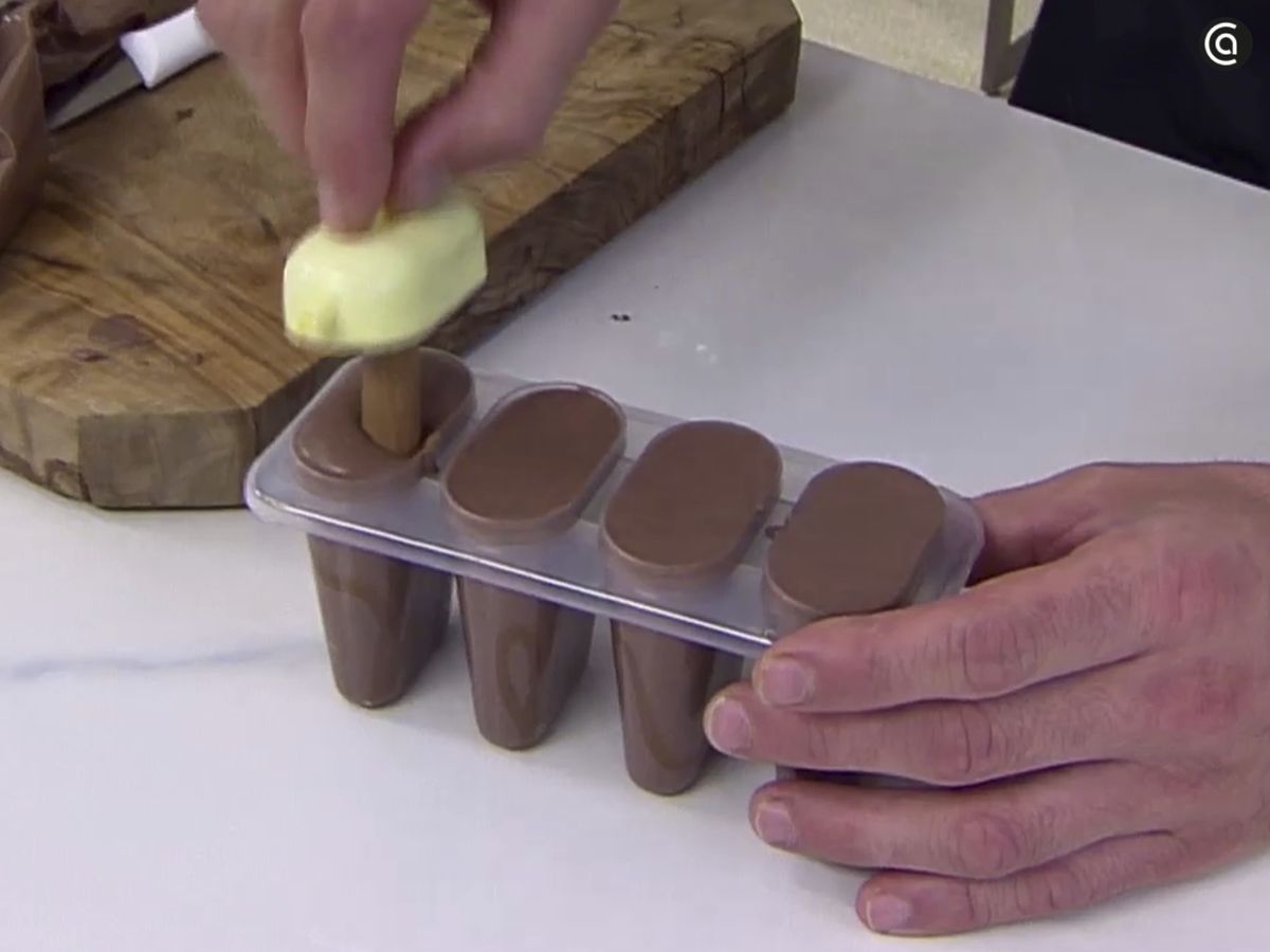 Introduce los palos con el caramelo en los moldes