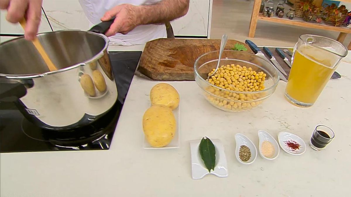 KARL66580320 calamares con garbanzos receta karlos arguinano paso3