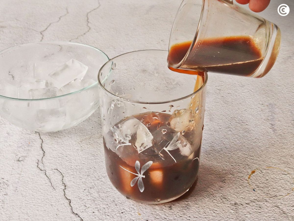 Agrega el café a un vaso con hielos para hacerlo helado