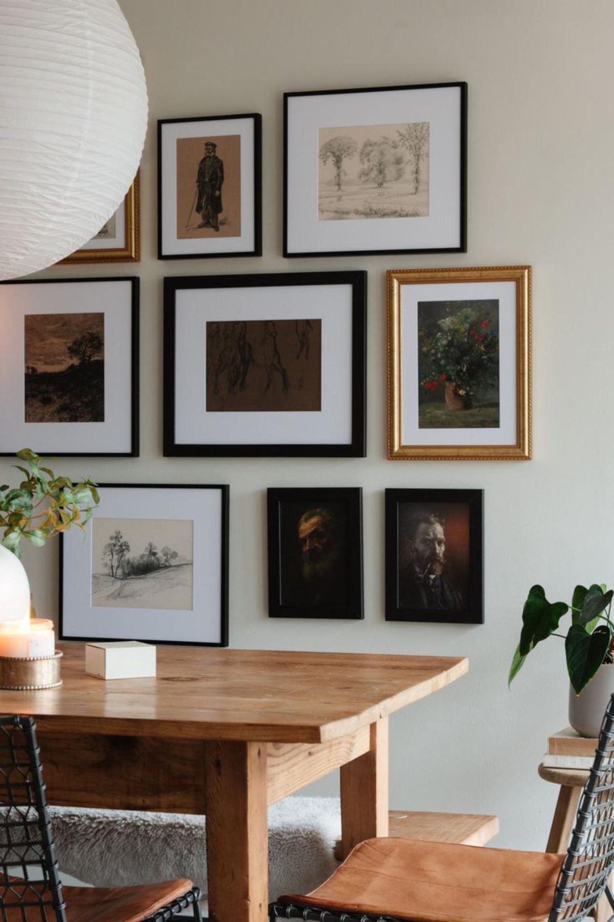 La combinación de cuadros con y sin paspartú es muy elegante.