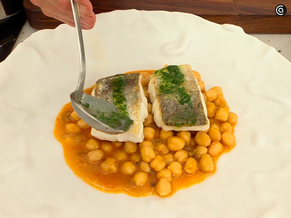 Añade un poco de aceite de perejil sobre los lomos de merluza