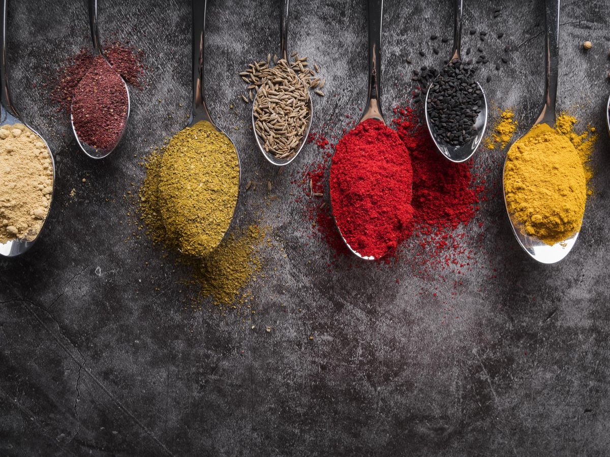 Especias tradicionales para aliñar alcaparrones: comino, pimentón, ajo y hierbas aromáticas.