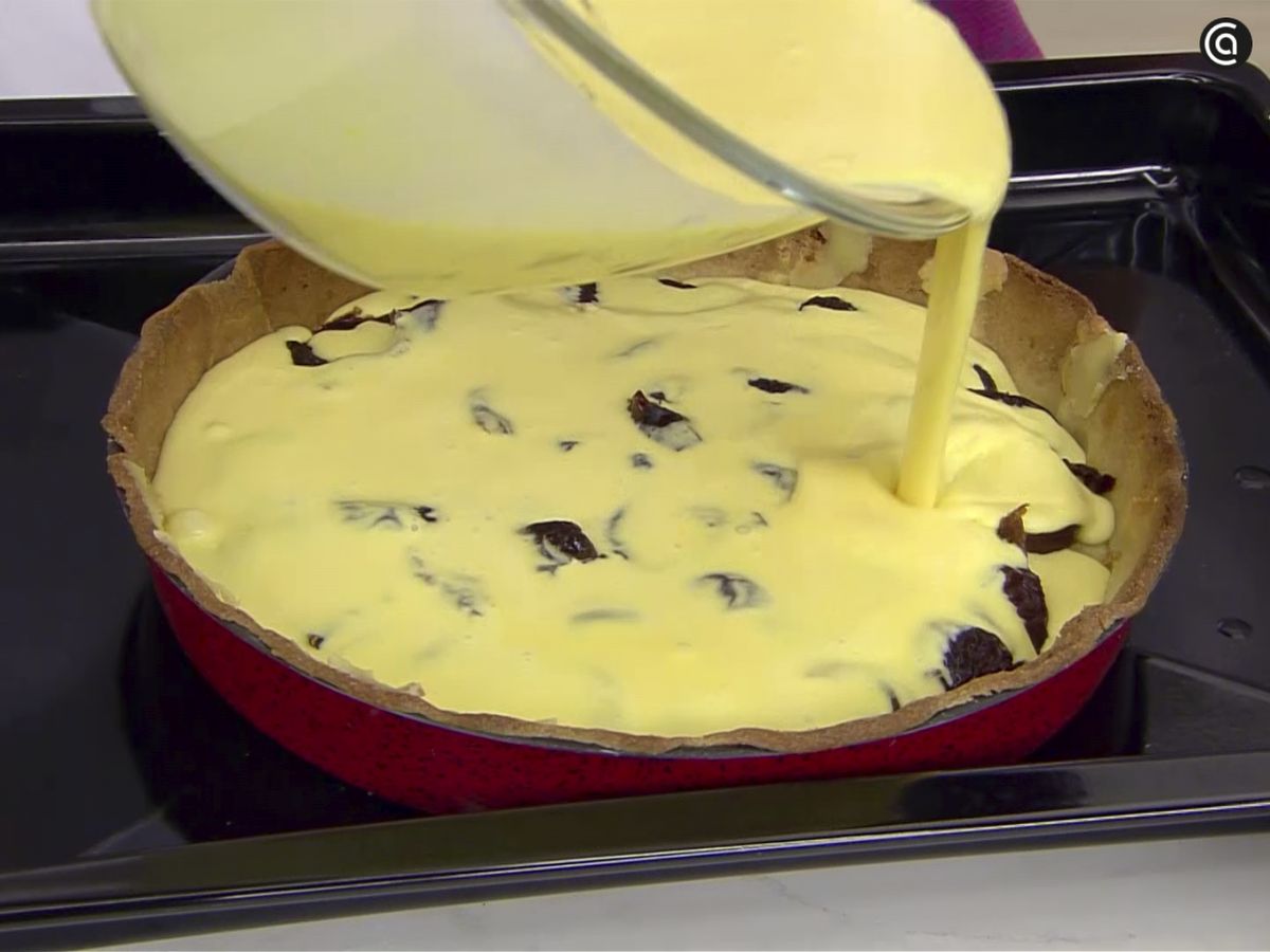Vierte el relleno en el molde y hornea la tarta
