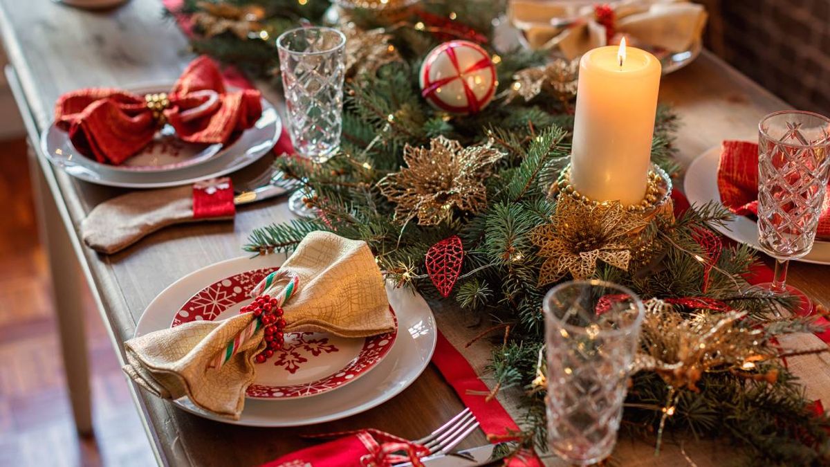 Idea para decorar la mesa en tonos blanco, rojo y dorado
