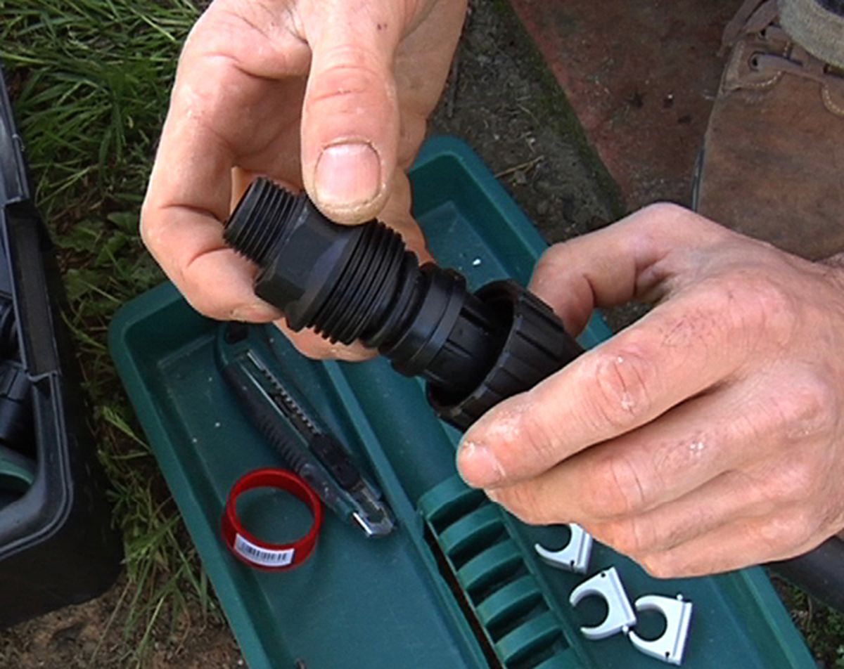 Instalar un grifo en el jardín paso 4