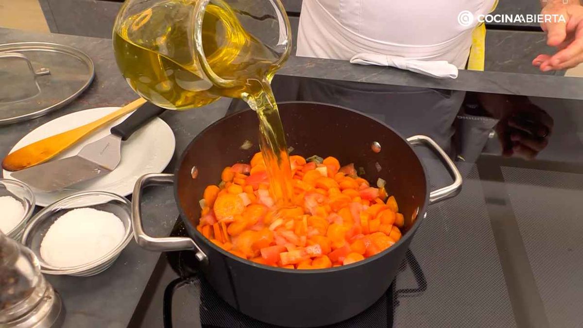 Cocina la zanahoria, la cebolla y el tomate