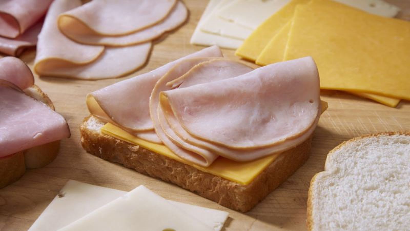 Lonchas de pavo sobre una rodaja de pan con queso Lonchas de pavo sobre una rodaja de pan con queso