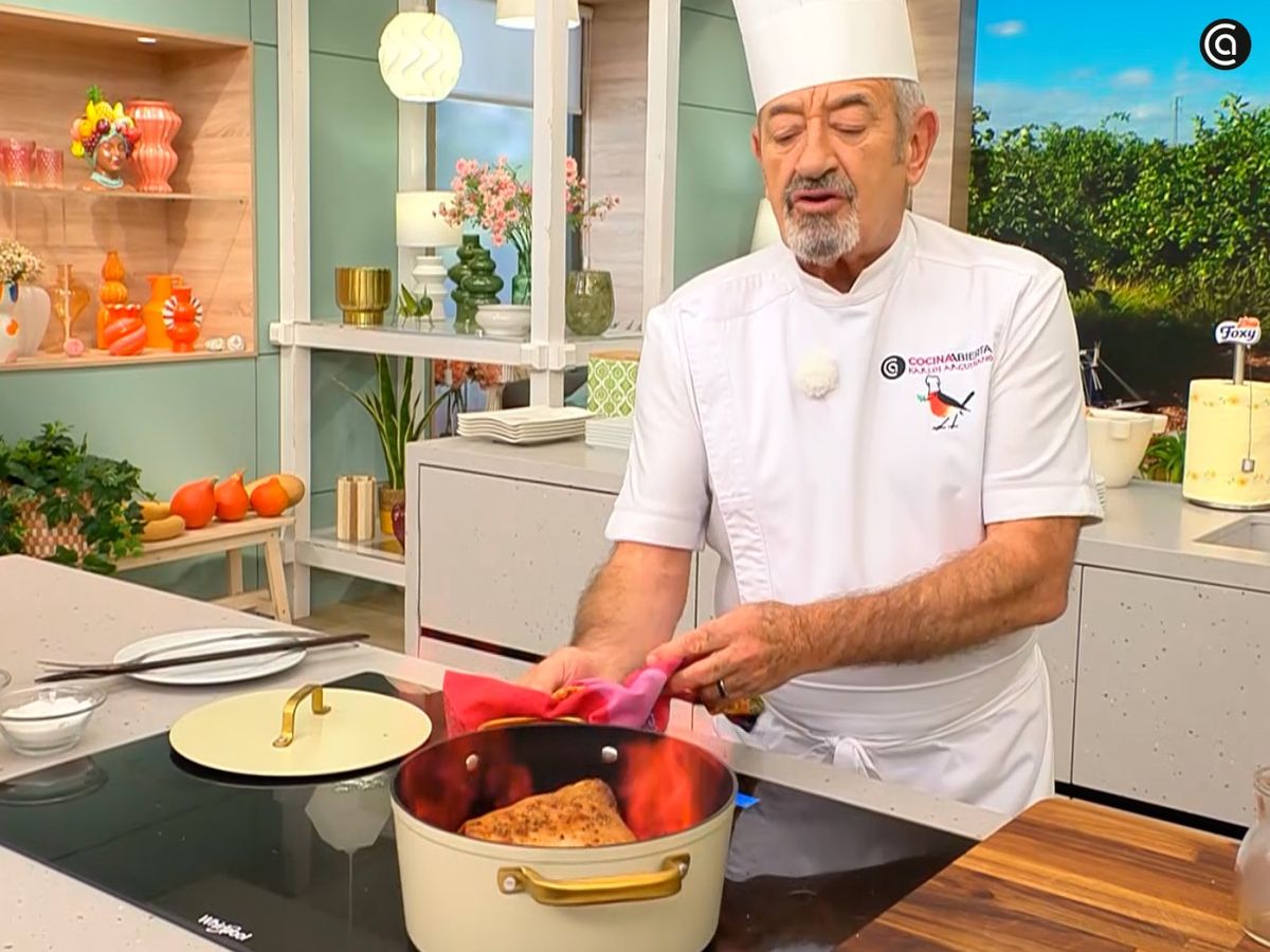 Vierte el brandy sobre el lomo y flambéalo para evaporar el alcohol