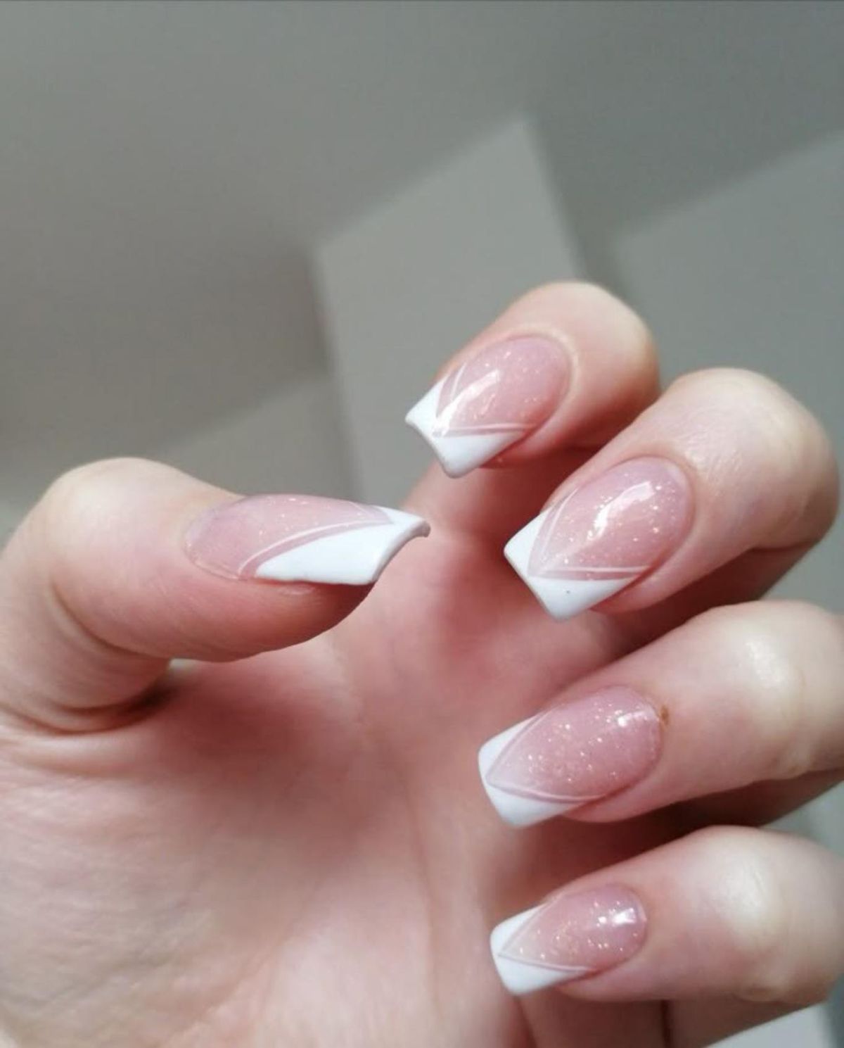 Uñas francesas con dibujos geométricos.