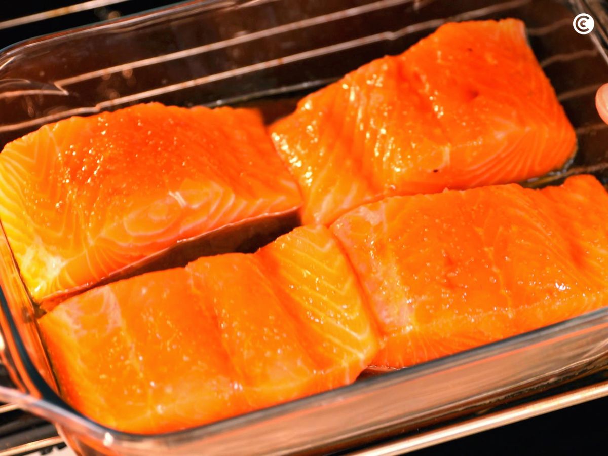 Hornea el salmón en la misma fuente