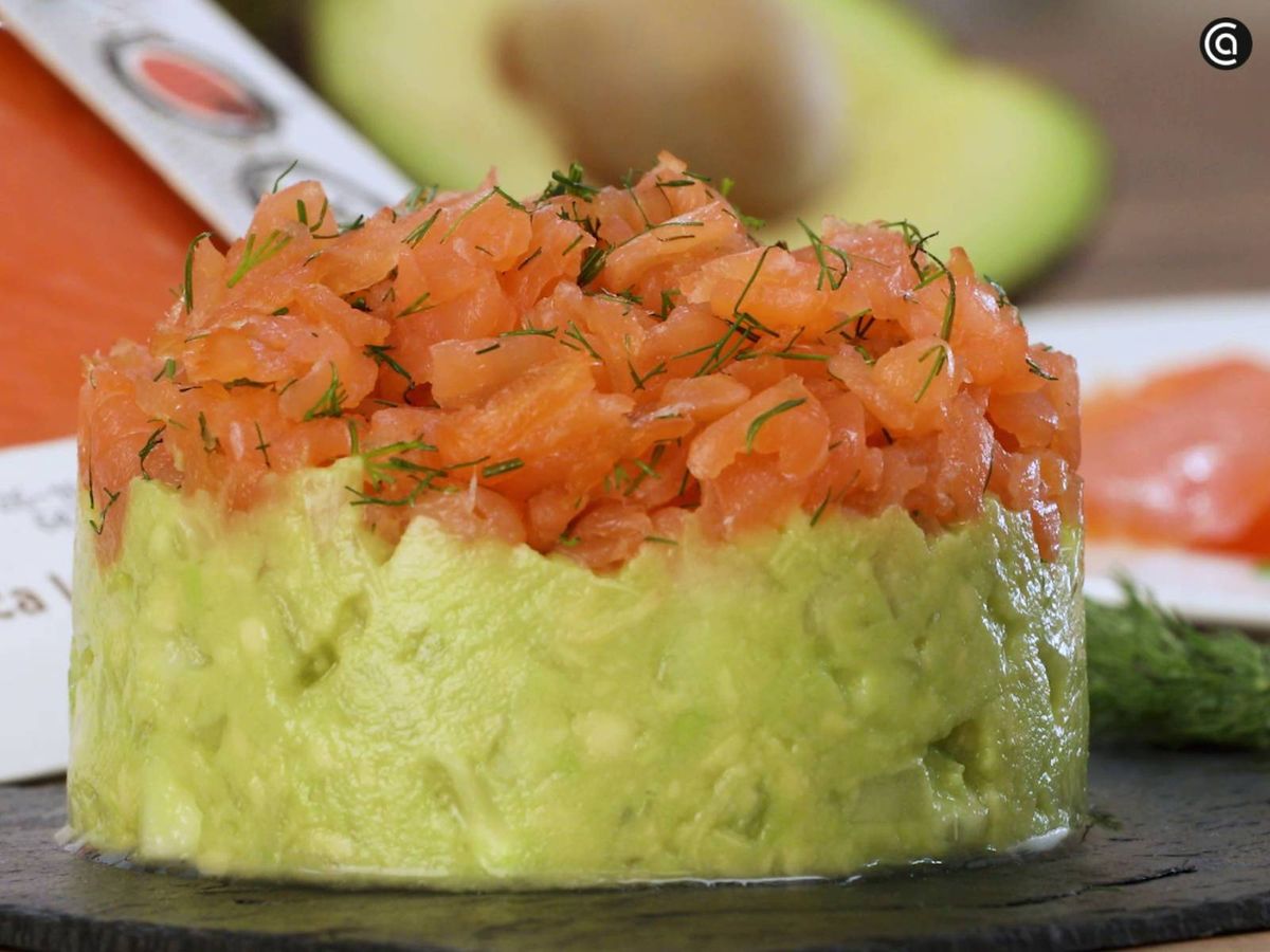 Sirve el tartar de salmón ahumado y aguacate