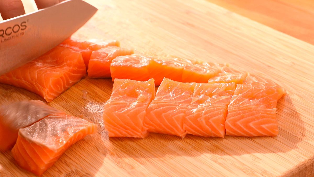 Albóndigas de salmón con salsa de tomate   Paso 2