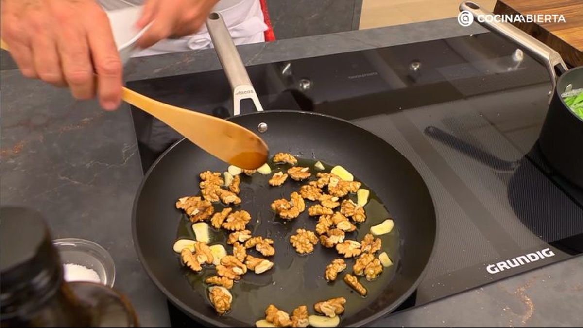 Fríe las nueces con los ajos