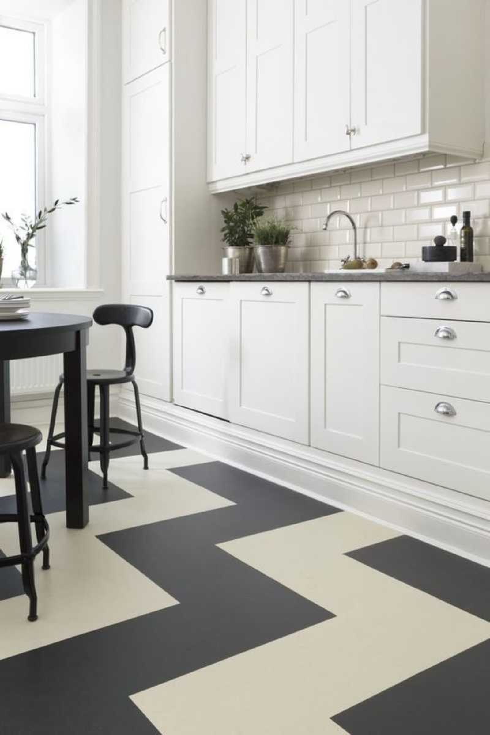 Cocina con suelo de linóleo en dos colores.